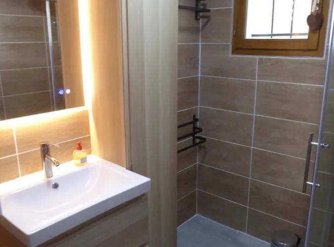 Casa de Férias Le Cerdan - Classe 3 Etoiles - 5 Personnes - 2 Chambres- Parking -garage-jardin-wifi-renove En 2023 (adults Only) *